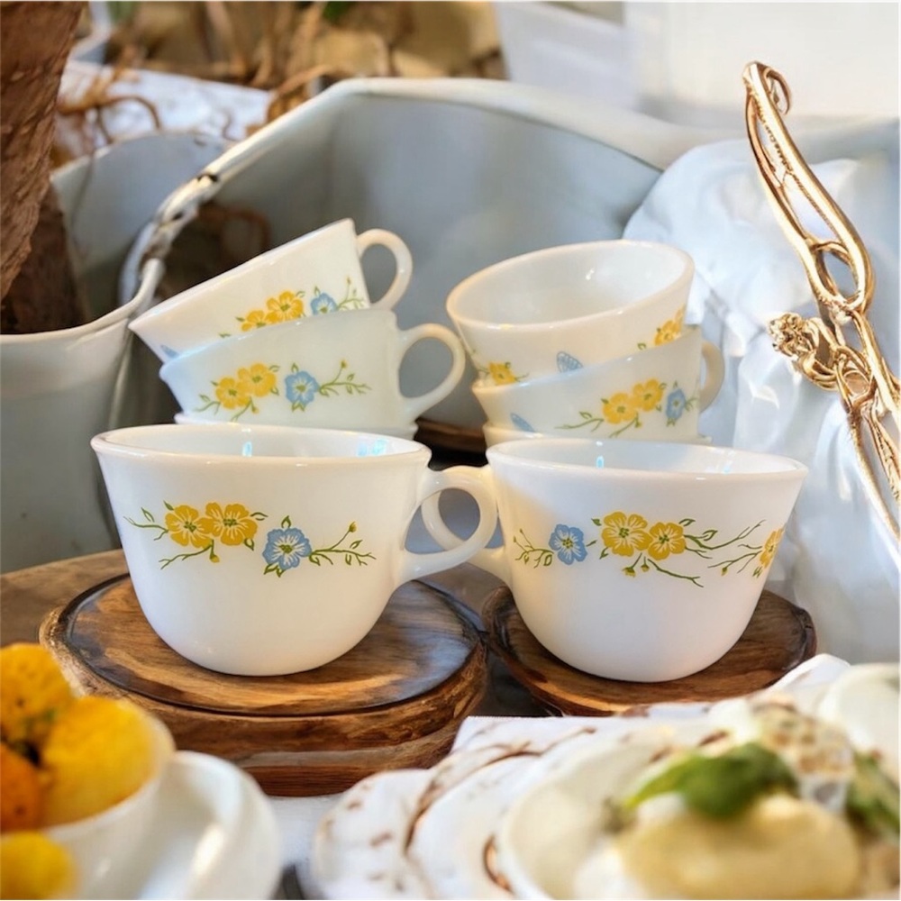 1970s Pyrex Flirtation Milk Glass Set of 8 Teacups Vintage